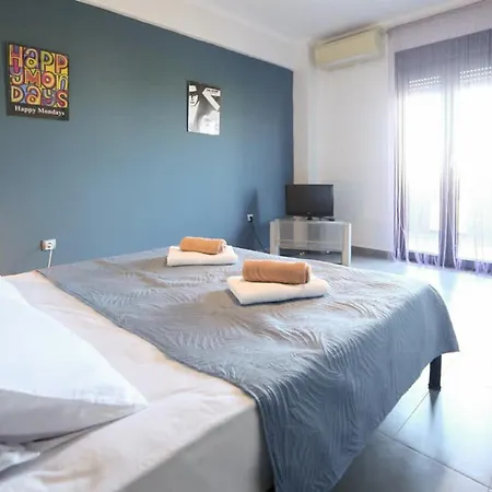 Erytha - Serene Retreat With Views & Garden *