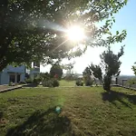 Erytha - Serene Retreat With Views & Garden Mesimérion