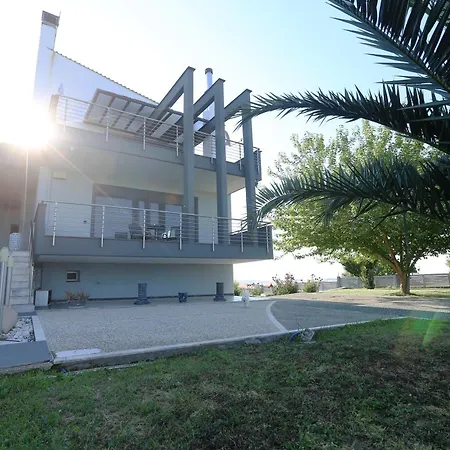 Erytha - Serene Retreat With Views & Garden Vila