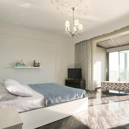 Erytha - Serene Retreat With Views & Garden *