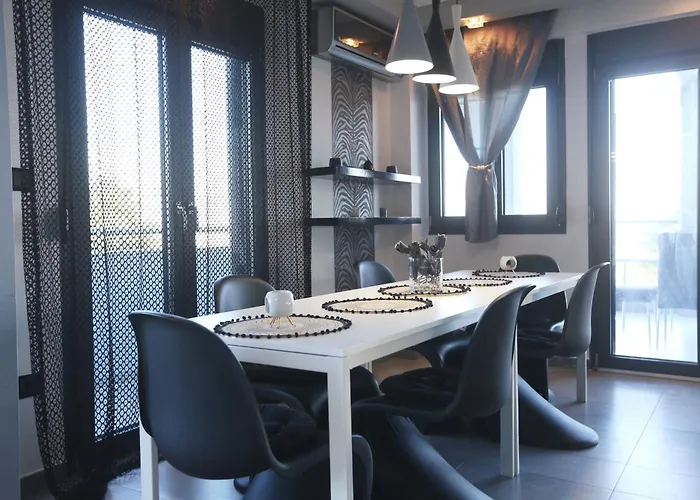 Vila Erytha - Serene Retreat With Views & Garden *