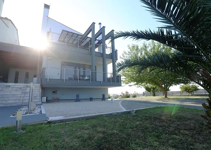 Erytha - Serene Retreat With Views & Garden Vila