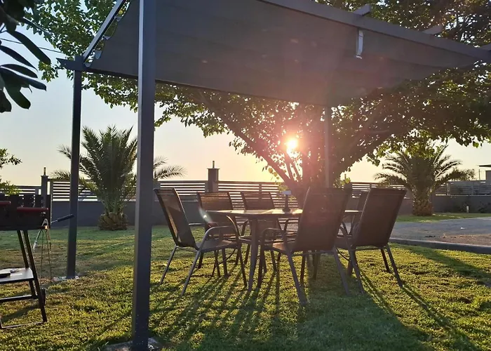 Erytha - Serene Retreat With Views & Garden