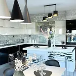 Vilă Erytha - Serene Retreat With Views & Garden