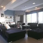 Erytha - Serene Retreat With Views & Garden Mesimérion