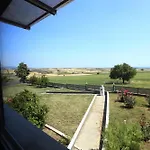 Vilă Erytha - Serene Retreat With Views & Garden Mesimérion