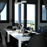 Erytha - Serene Retreat With Views & Garden Mesimérion