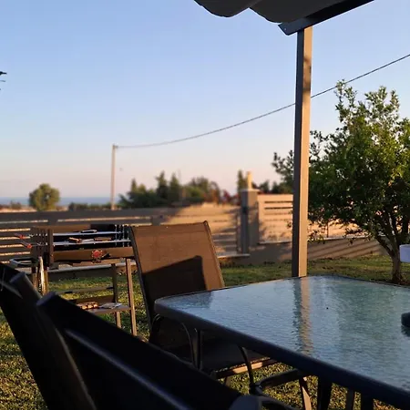 Erytha - Serene Retreat With Views & Garden Mesimérion