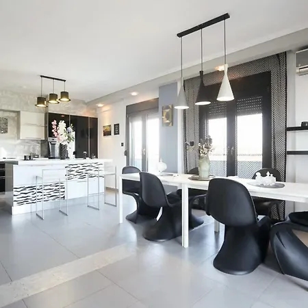 Erytha - Serene Retreat With Views & Garden *