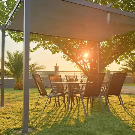 Erytha - Serene Retreat With Views & Garden Vila Mesimérion
