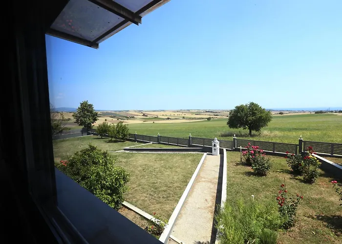 Villa Erytha - Serene Retreat With Views & Garden Mesimérion