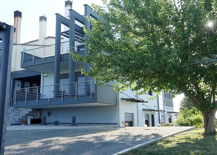 Villa Erytha - Serene Retreat With Views & Garden Mesimérion