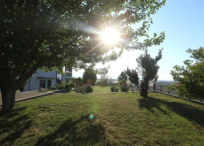 Erytha - Serene Retreat With Views & Garden Mesimérion